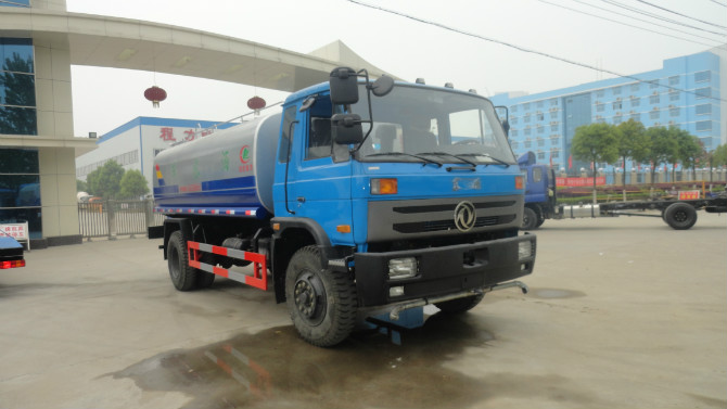 程力廠門 前的東風153<a href=http://m.tjclpt.cn/ssc target=_blank class=infotextkey>灑水車</a>